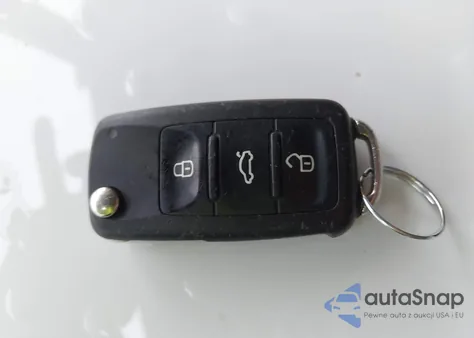 2015 Volkswagen Beetle 1.8T z USA, uszkodzony, nr VIN 3VW517AT5FM814734